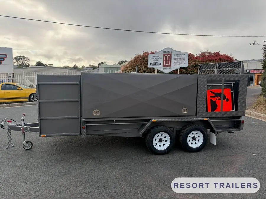 Full side profile on a tandem axle with every door closed