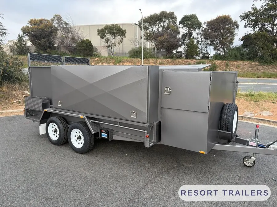 Road side profile with the spare on the front compartment